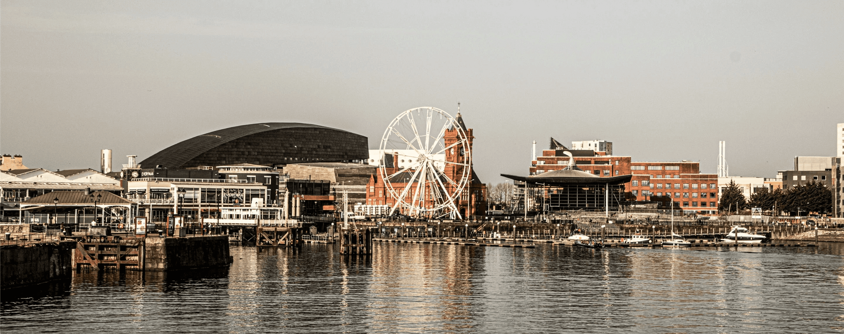 Hafenpanorama von Cardiff in Wales mit Riesenrad