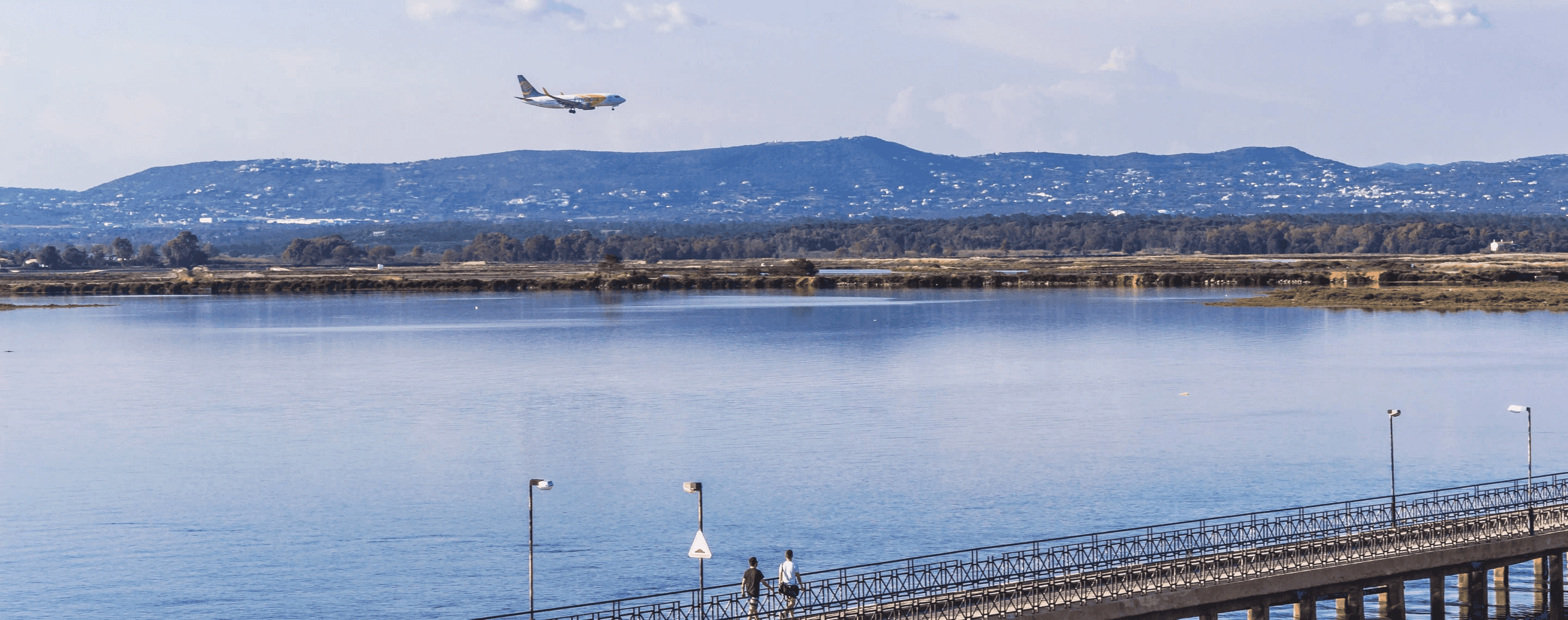 Flugzeug im Anflug auf den Flughafen Faro, Portugal
