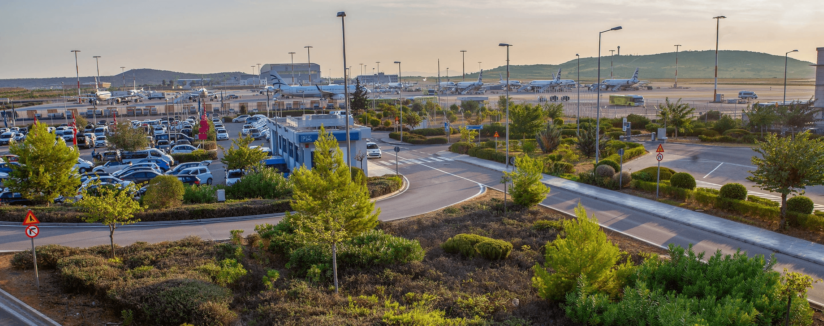 Autos und Flugzeuge am Flughafen von Athen