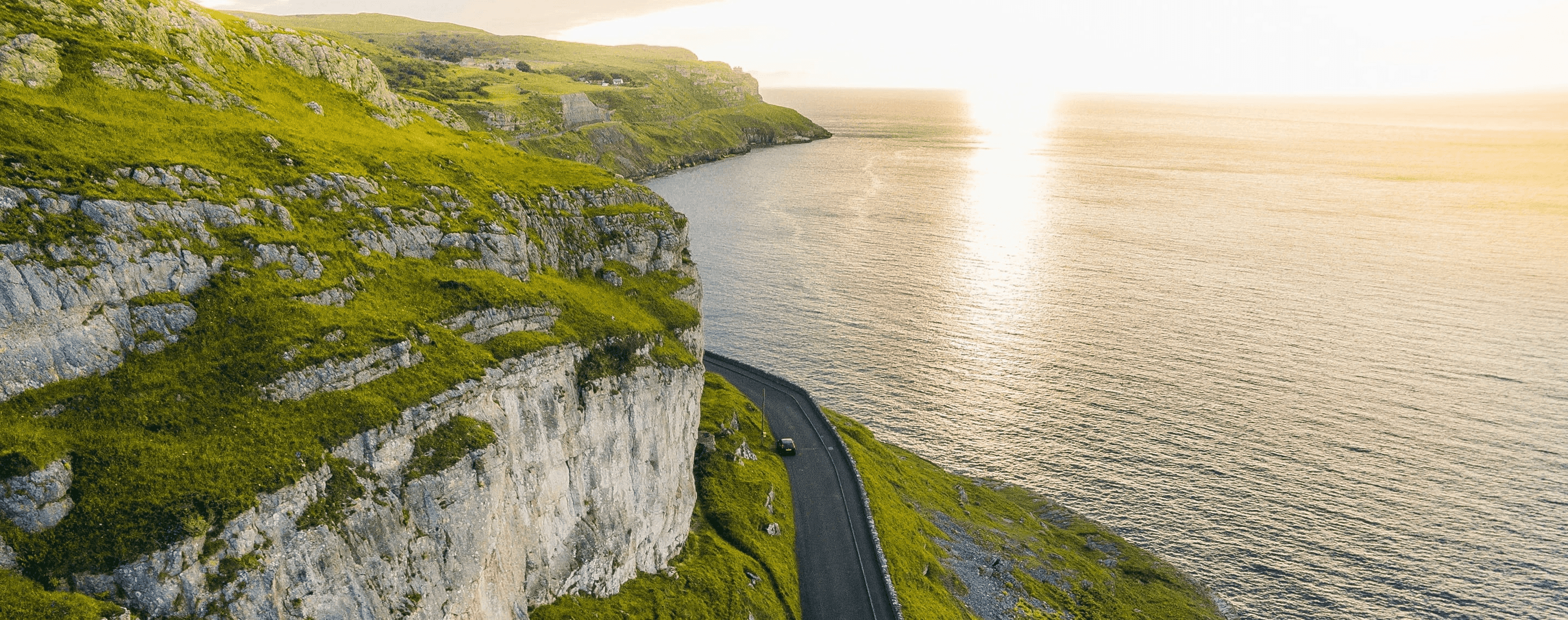 Blick auf Küstenstraße am Great Orme in Llandudno, Wales