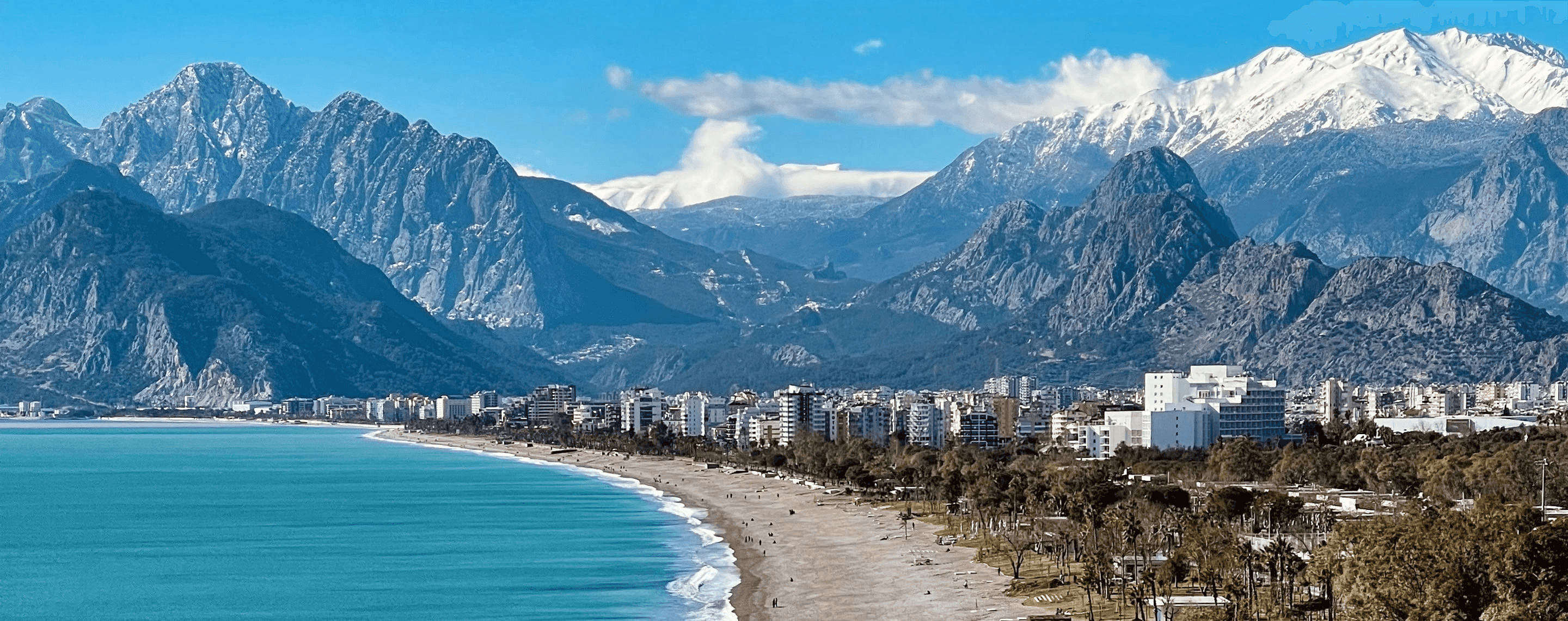 Panorama von Antalya mit Blick auf Konyaalti Beach und Gebirge