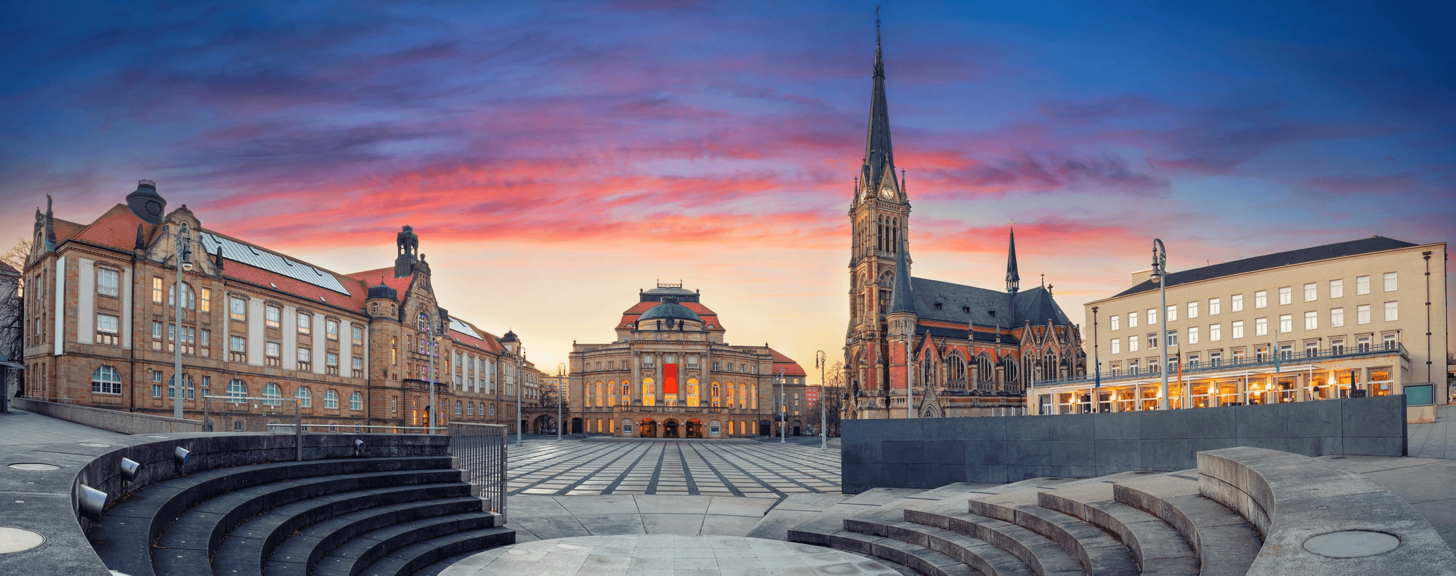 Theaterplatz in der Altstadt von Chemnitz zur blauen Stunde
