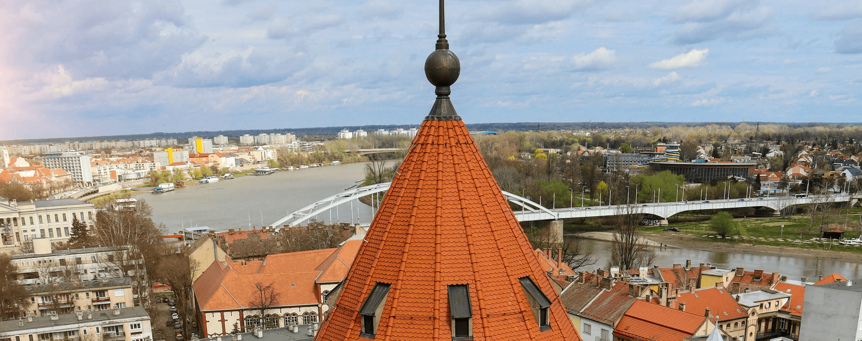Blick auf Kirchturm und Stadt Szeged, Ungarn