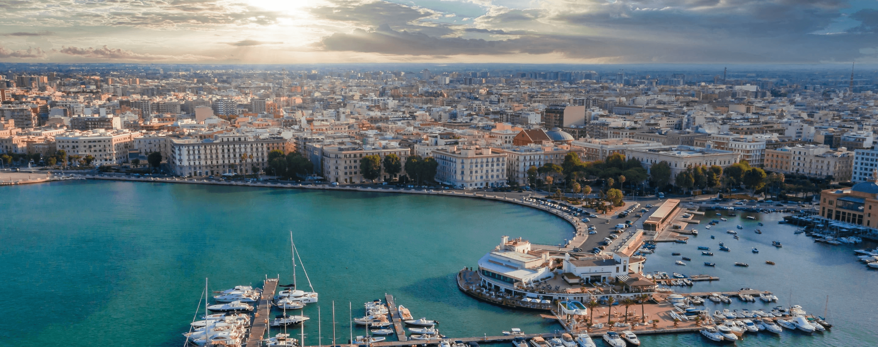 Luftbild vom Hafen Bari, Italien