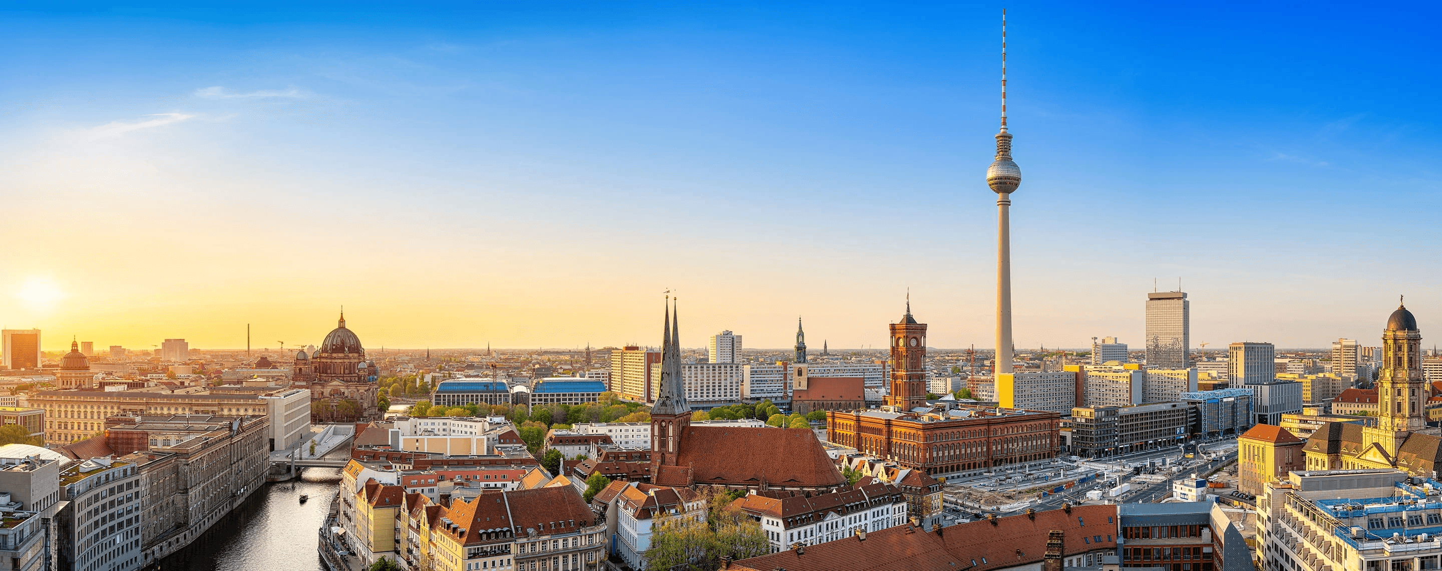 panorama skyline von berlin bei sonnenuntergang