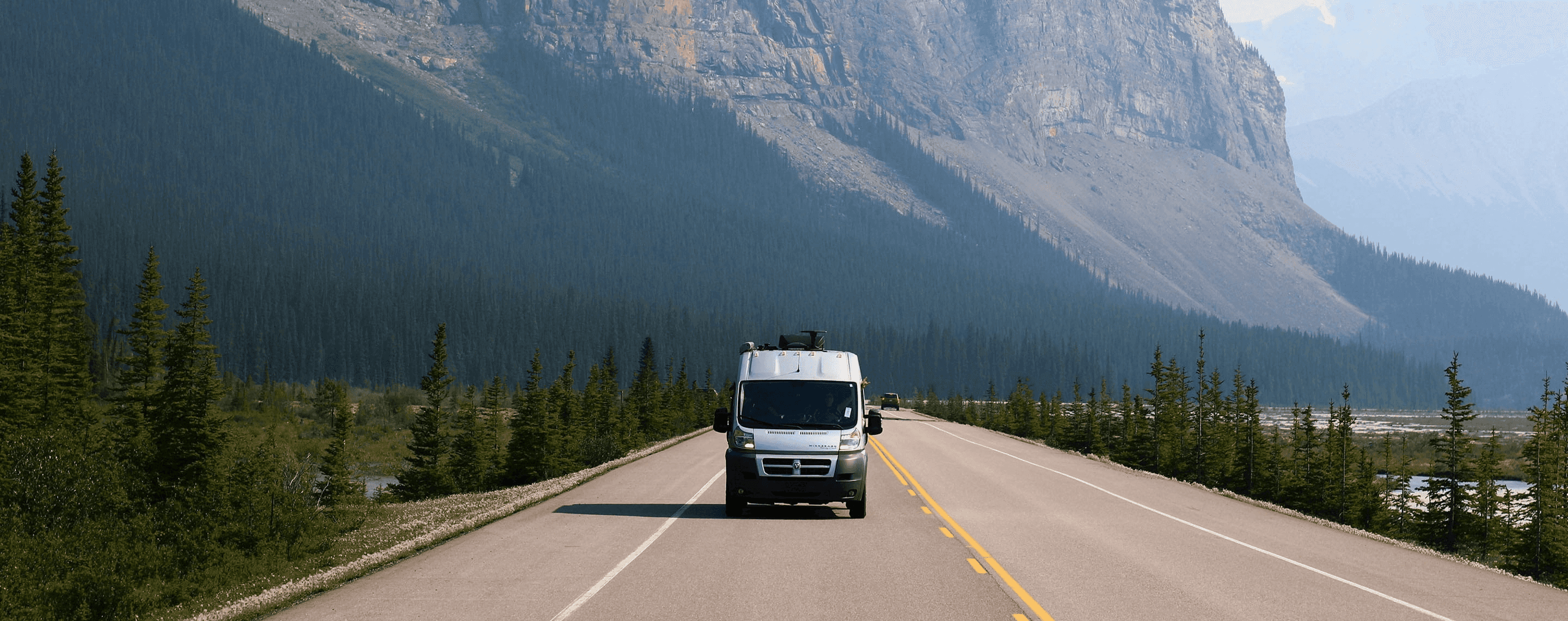 Campervan auf Straße im Banff Nationalpark, Kanada