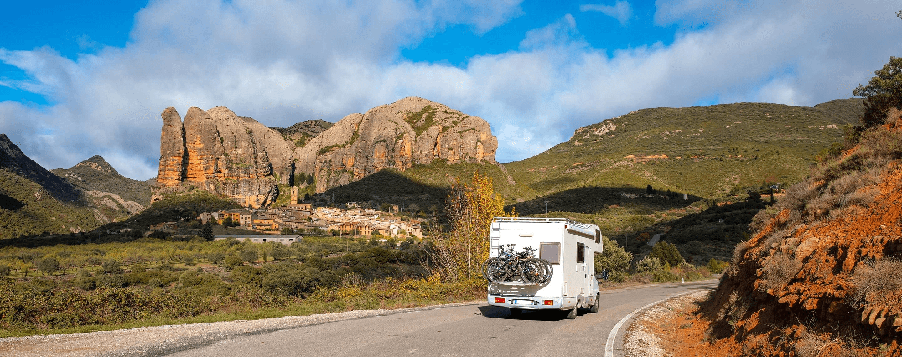 wohnmobil auf strasse aguero village in spanien