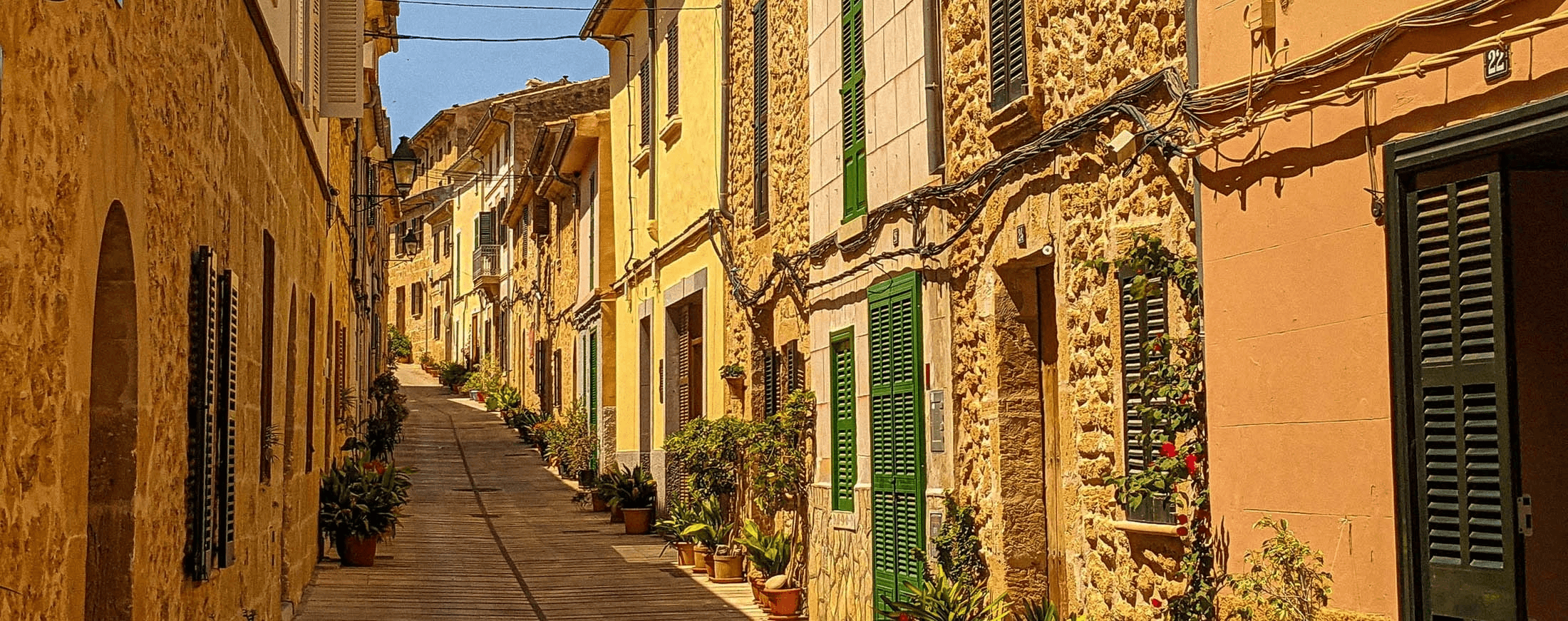 Gasse mit Steinfassaden in der Altstadt von Alcúdia auf Mallorca