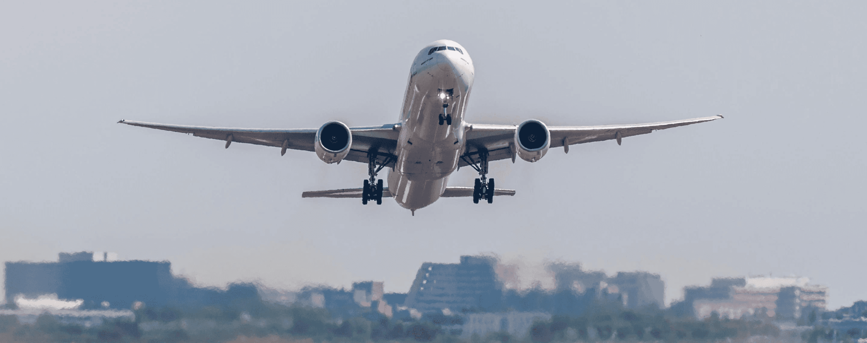 Startendes Flugzeug am Flughafen Hamburg