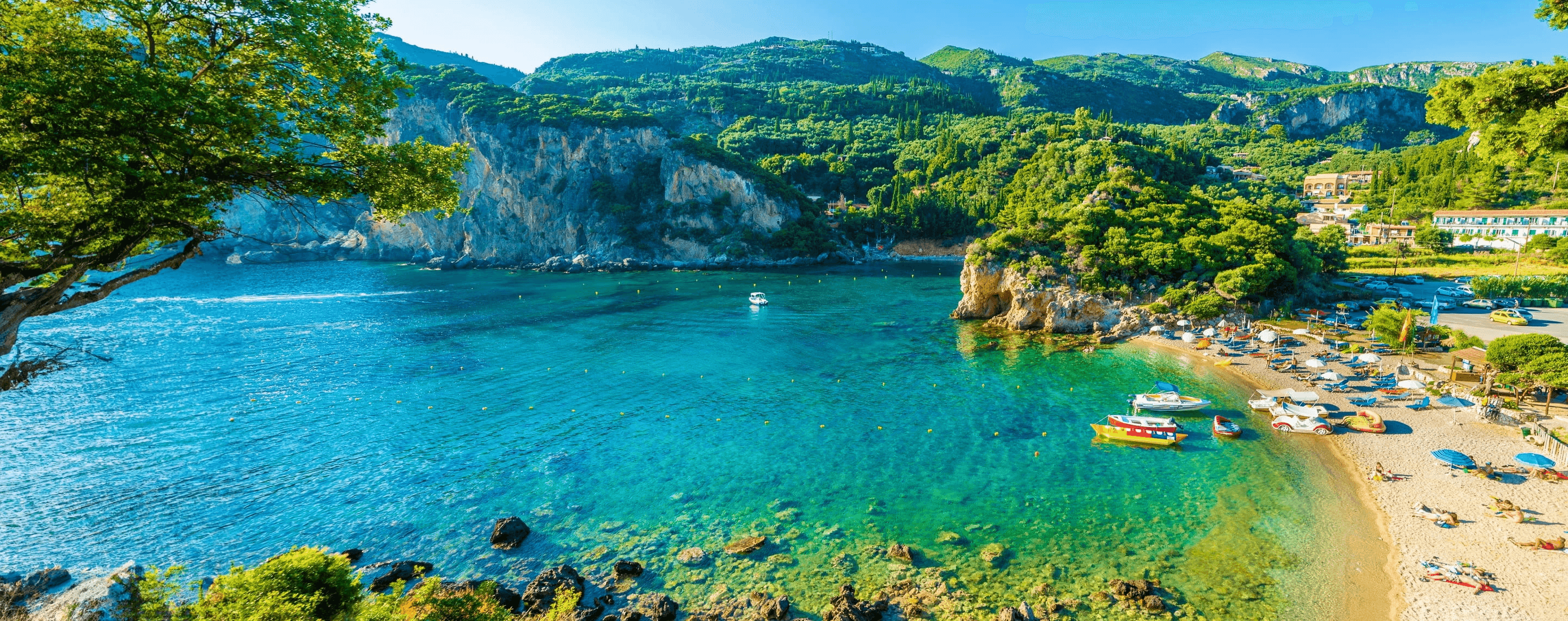 Bucht mit Booten und Strand auf Korfu, Griechenland