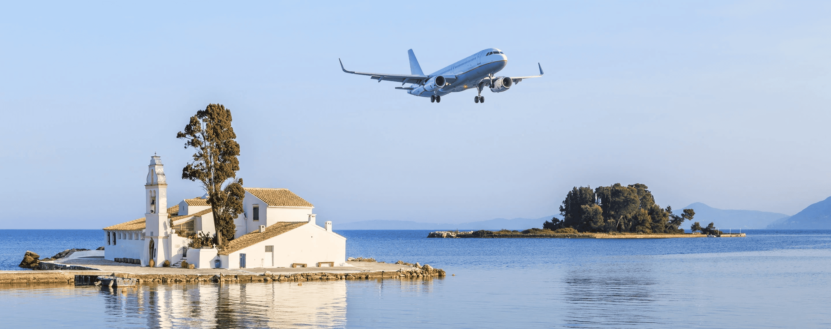 Flugzeug im Anflug über die Lagune Kanoni auf den Flughafen Korfu