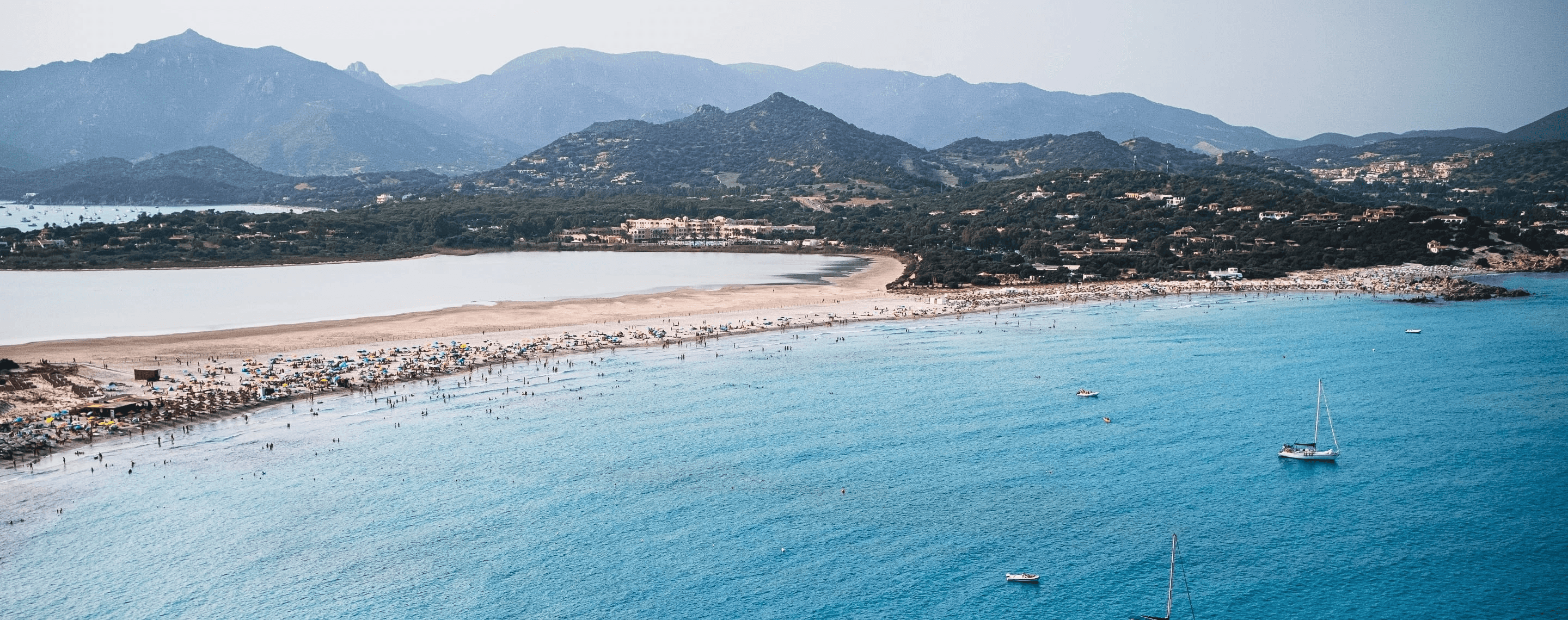 Blick auf Strand und Insel Sardinien