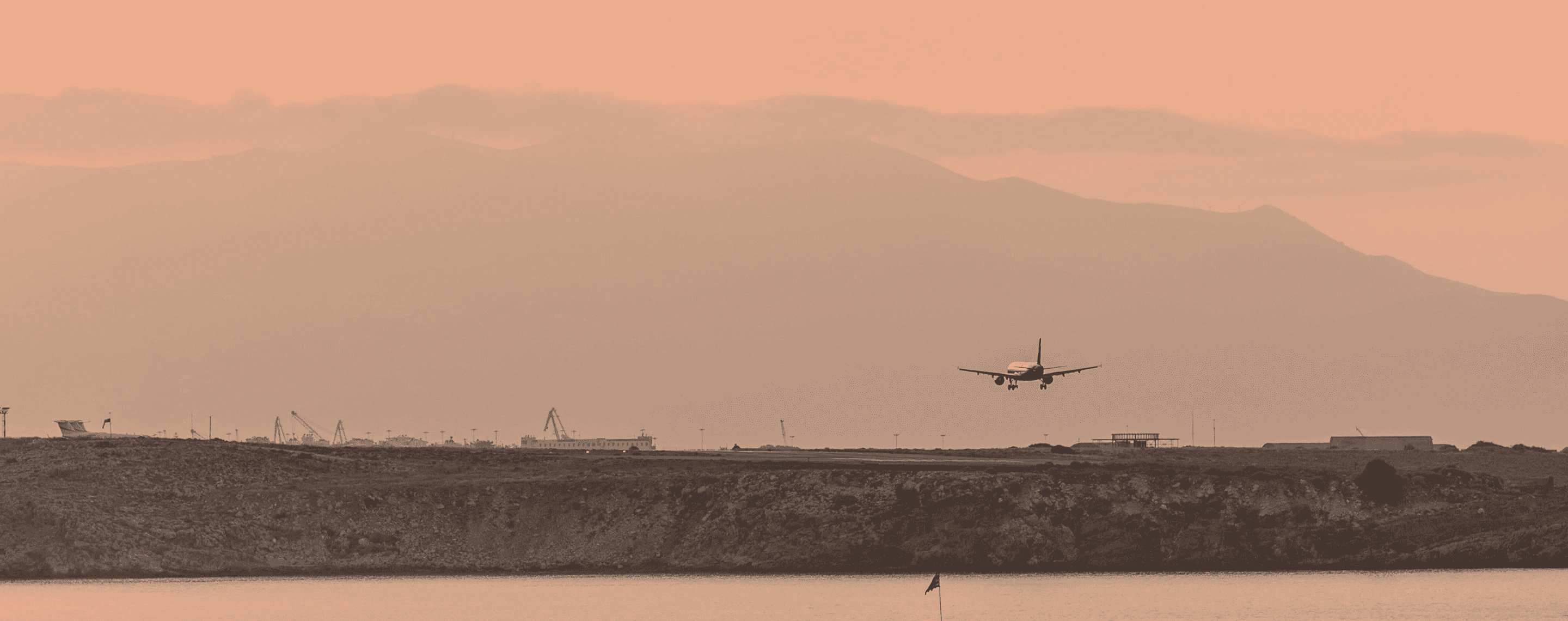 Flugzeug landet am Flughafen Heraklion auf Kreta