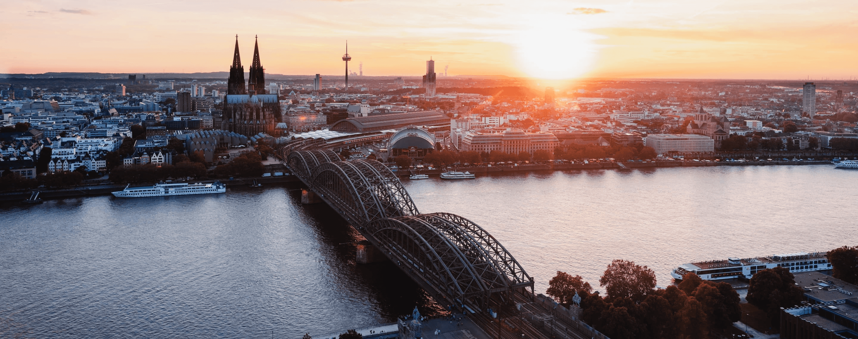 Panoramablick auf Köln mit Dom und Hohenzollernbrücke