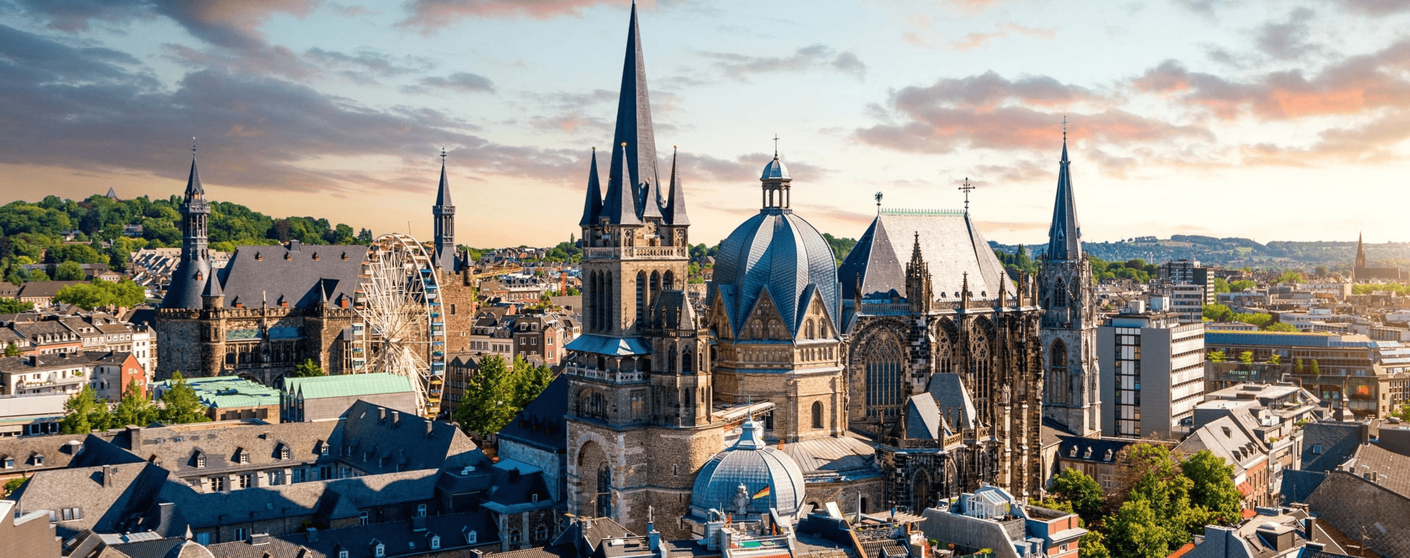 Stadtpanorama von Aachen mit Dom und Riesenrad