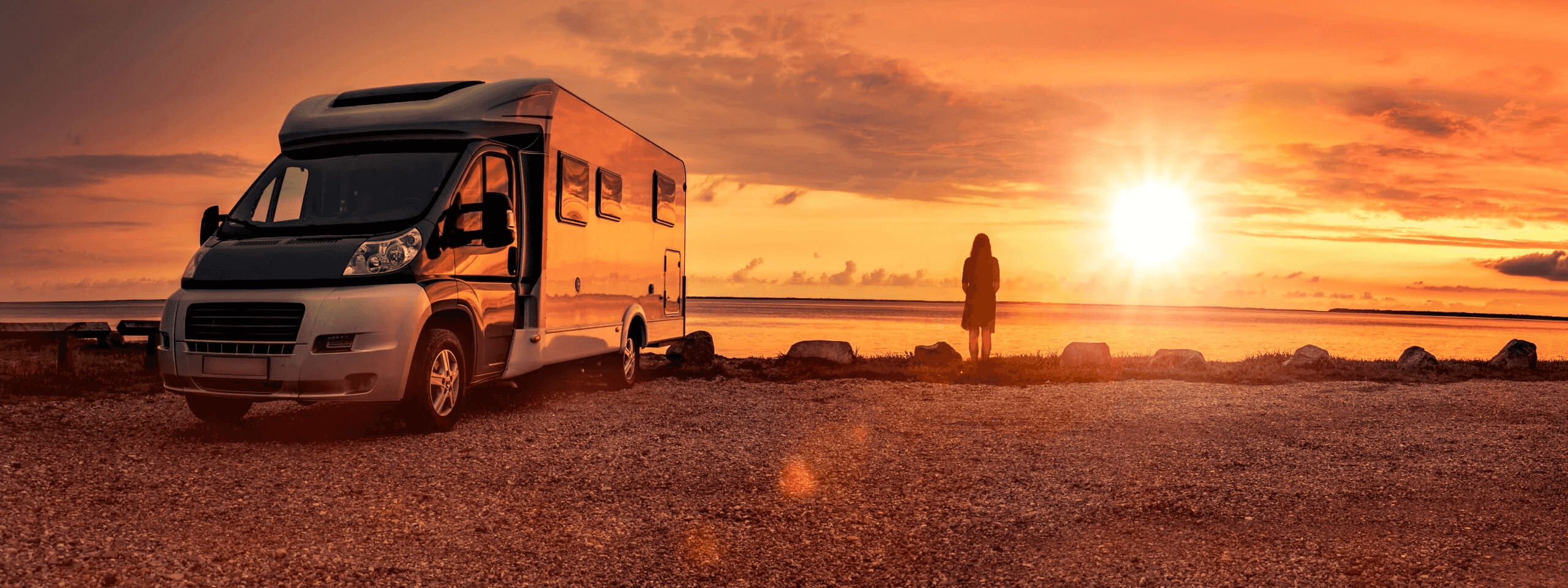 nordrhein campingstation hürth bei köln, camping mit Wohnmobil bei sonnenuntergang am Meer