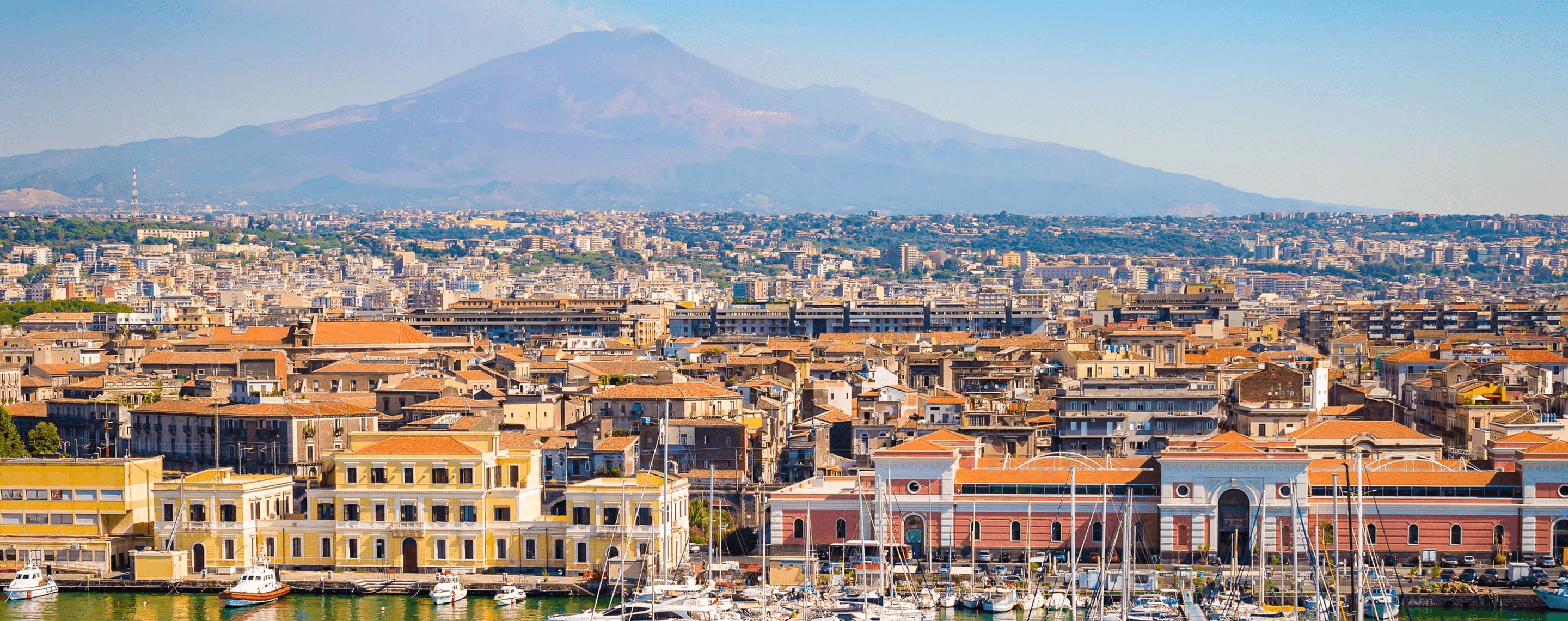 Panorama von Catania auf Sizilien mit Vulkan Ätna im Hintergrund