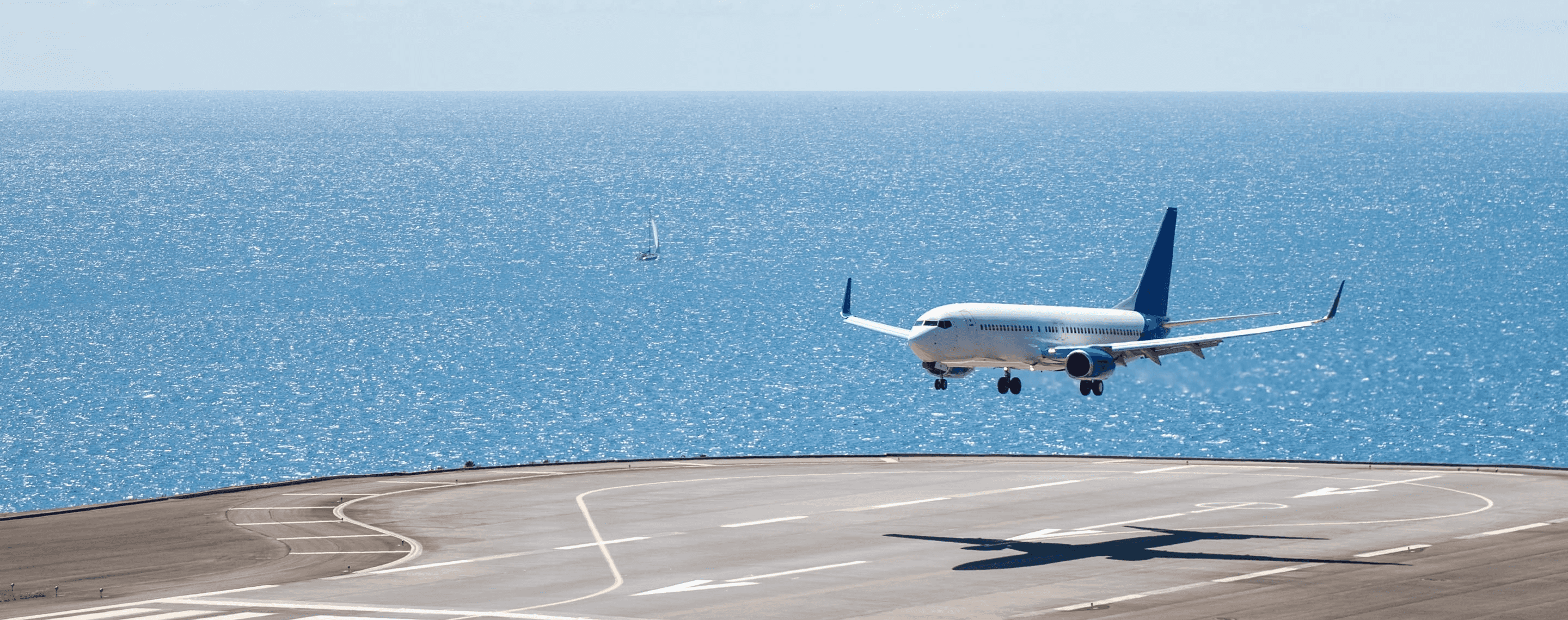 Flugzeug bei der Landung am Funchal Airport auf Madeira