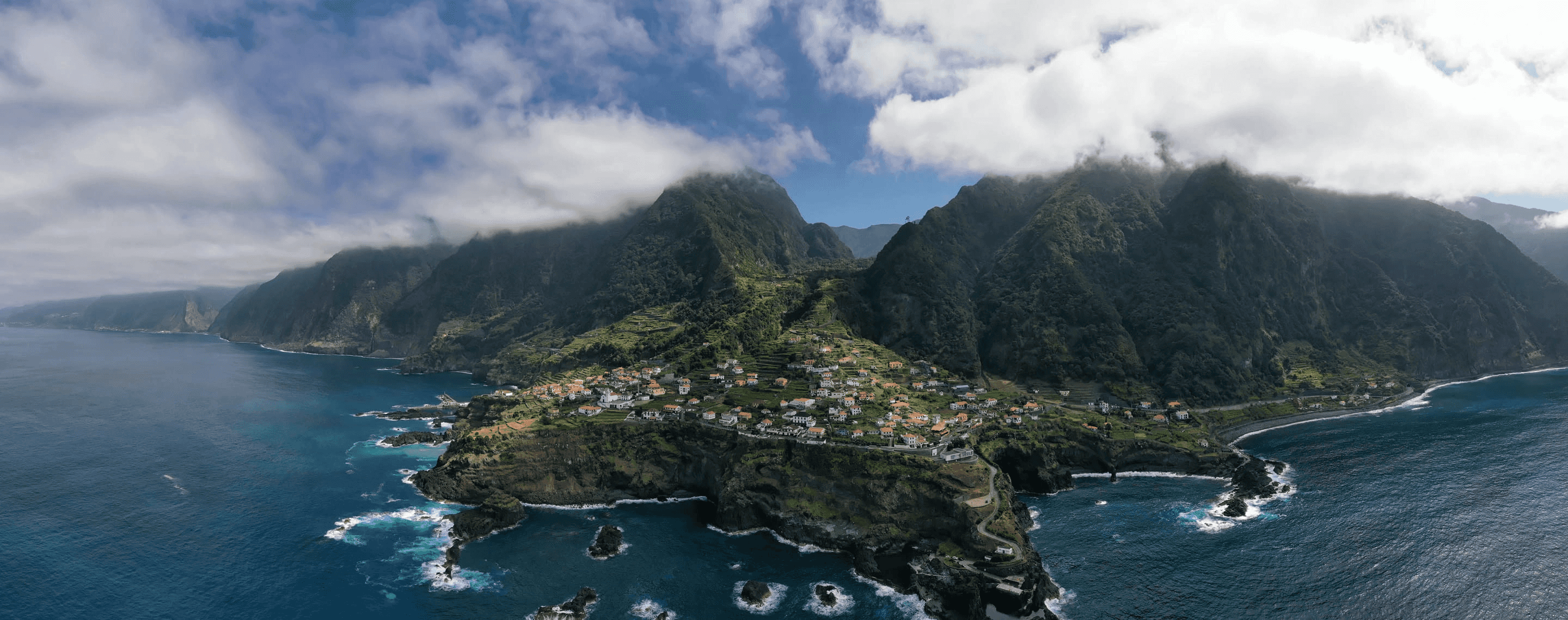Panoramablick auf die portugiesische Insel Madeira