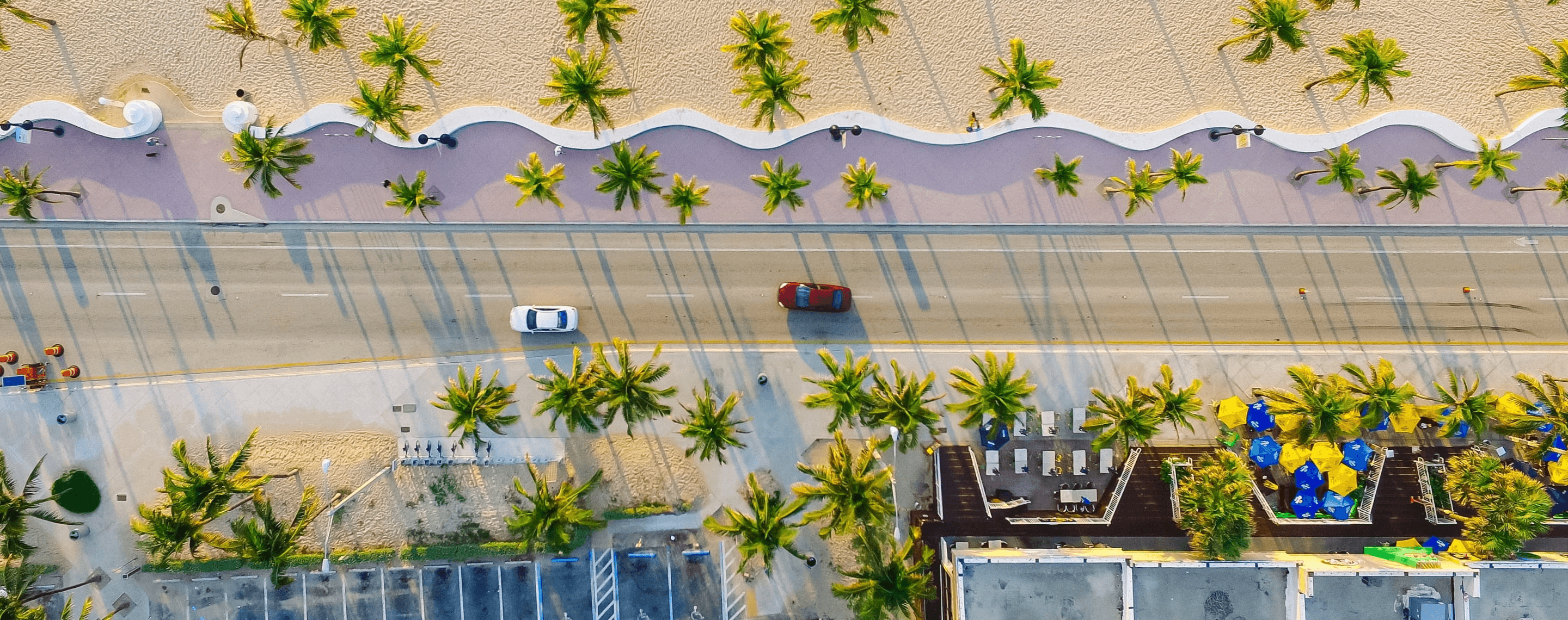 Autos fahren auf Straße an Strandpromenade in Miami, Florida