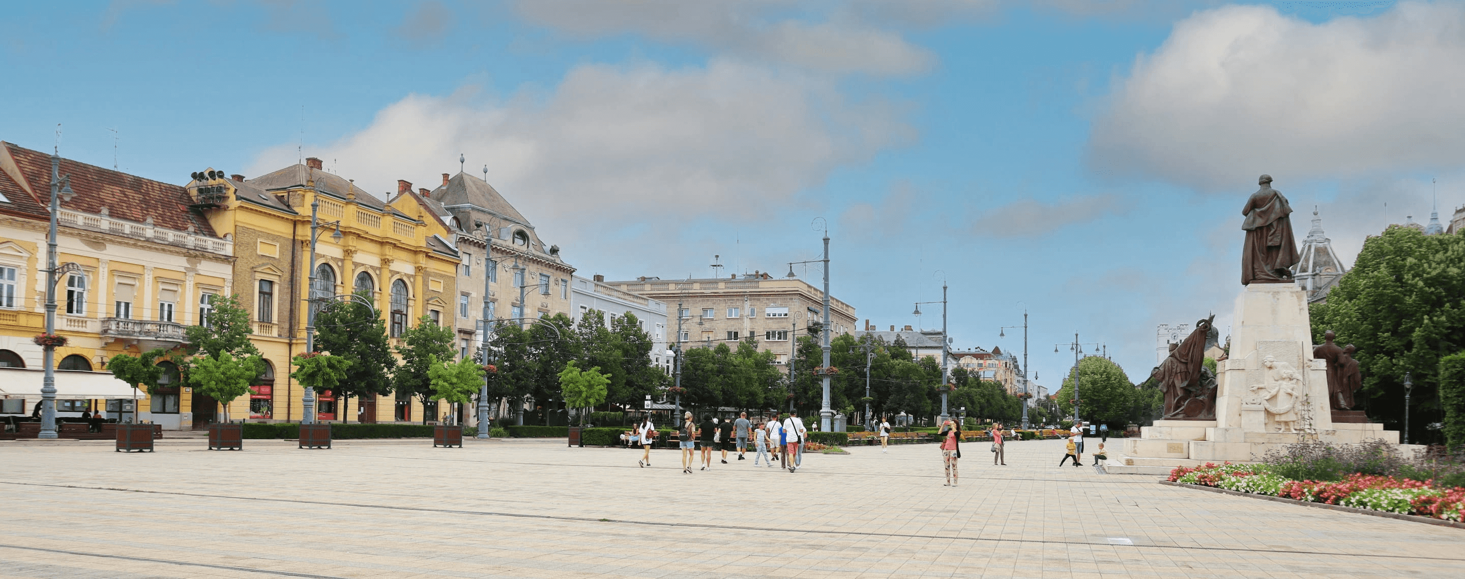 Platz mit Lajos Kossuth Monument in Debrecen, Ungarn