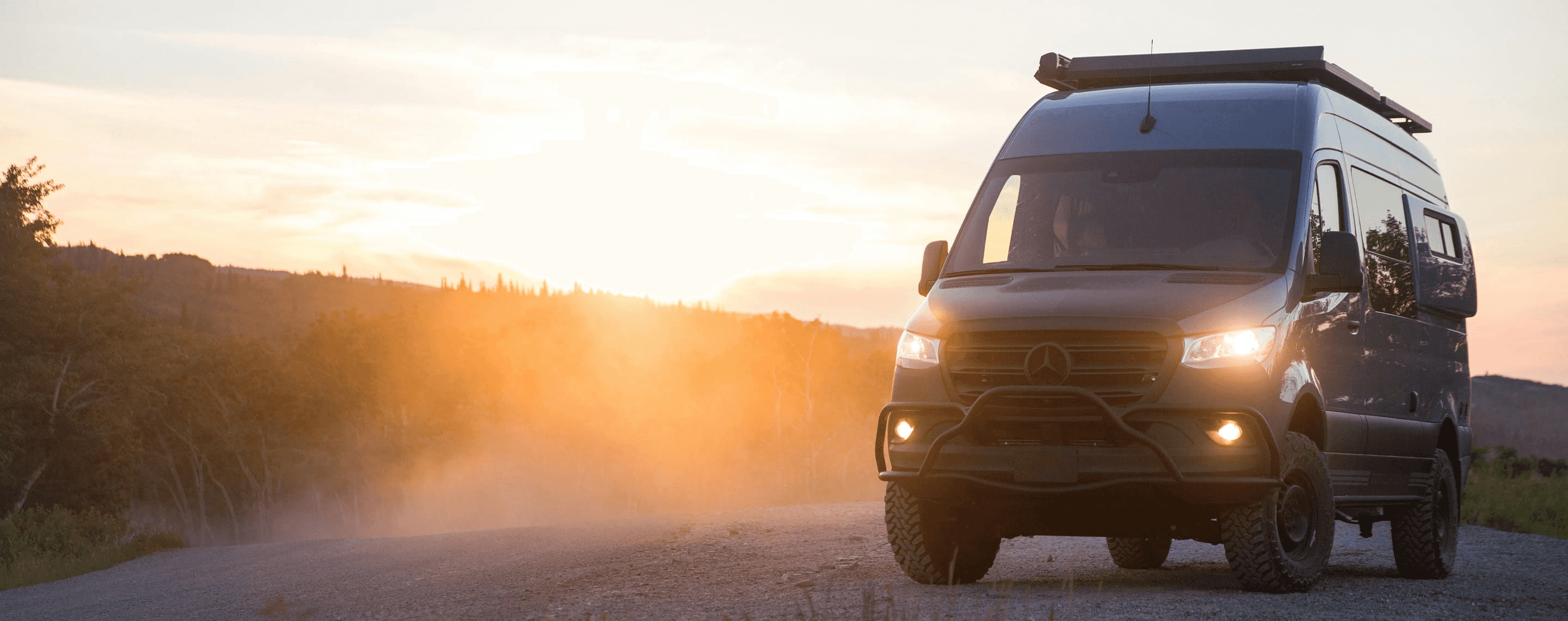 Campervan in der Dämmerung in Montana, USA