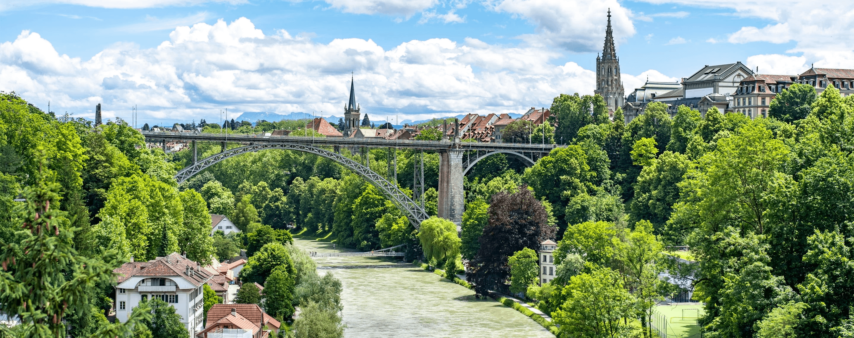 Sicht auf Fluss und Brücke in Bern, Schweiz