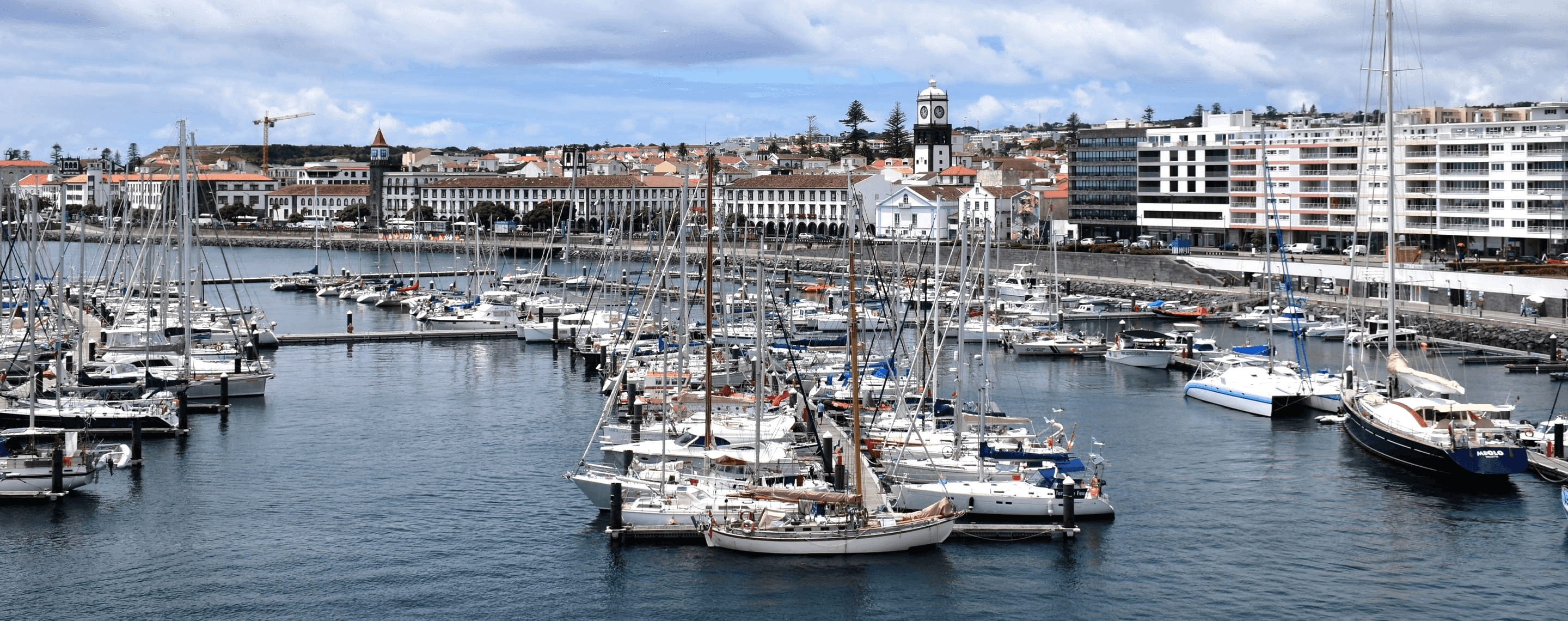 Hafen von Ponta Delgada auf der portugiesischen Insel Sáo Miguel