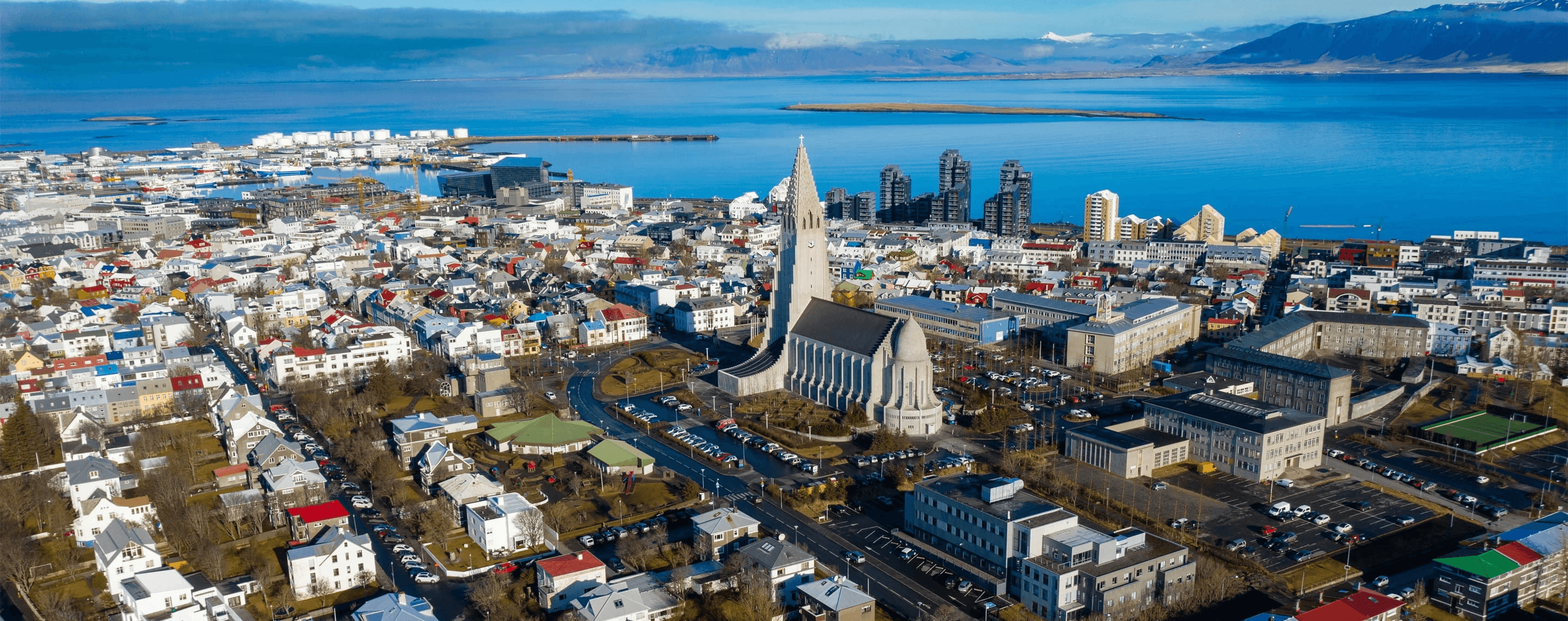 Panoramablick über Reykjavik mit der Kirche Hallgrimskirkja