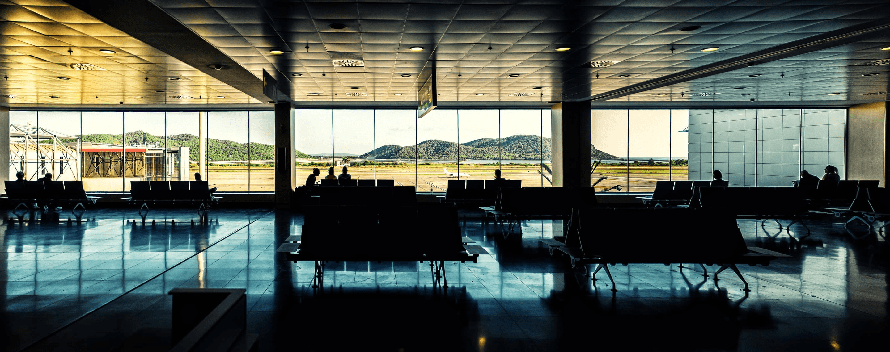 Wartebereich am Flughafen Ibiza mit Panoramafenster