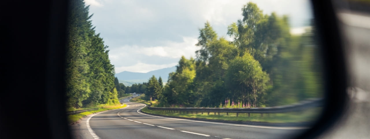 avis-auto-rueckspiegel-landschaft-baeume-huegel-gettyimages-604016156 avis auto rückspiegel landschaft bäume hügel gettyimages 604016156