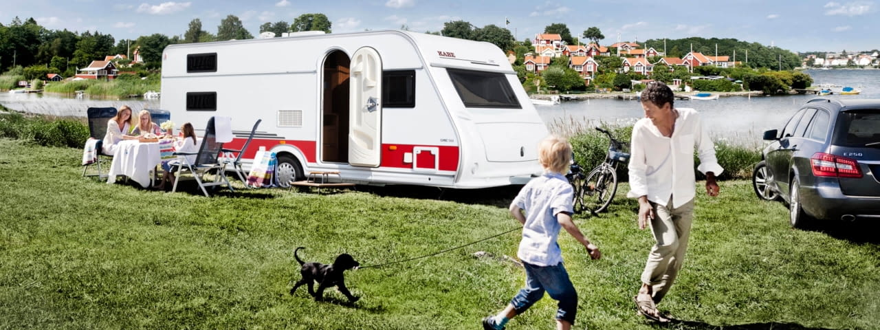 sommer urlaub familie mit hund wohnwagen husvagn