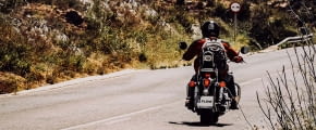 Motorrad auf einer Bergstraße an der Costa Blanca in Spanien