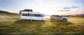 hobby wohnwagen gespann in idyllischer landschaft