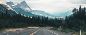Straße durch den Jasper Nationalpark in Kanada