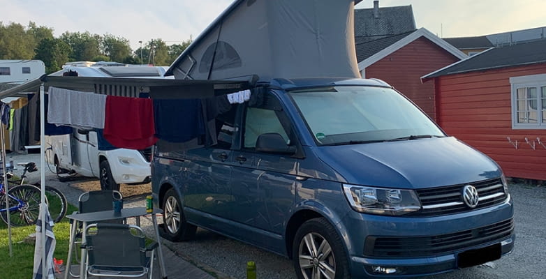 VW T6 California auf einem Campingplatz in Bergen, Norwegen