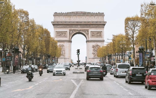 Verkehr auf der Champs-Élysées in Paris
