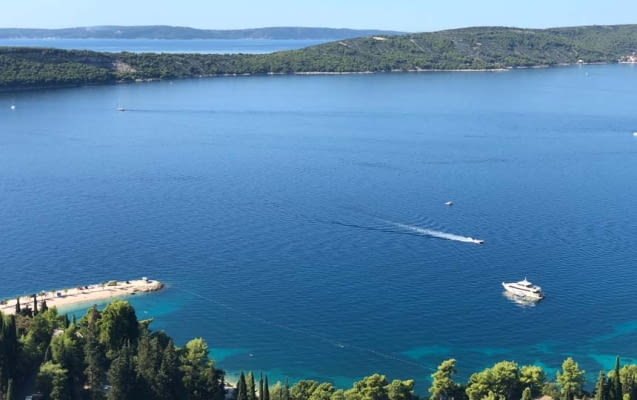 Aussicht auf die Insel Otok Čiovo in Kroatien von Split aus