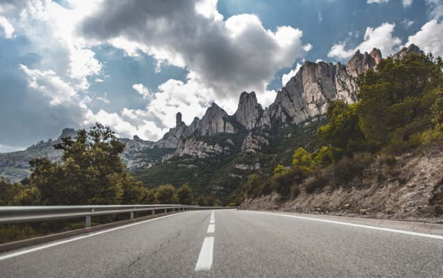 Straße durch Montserrat in Spanien
