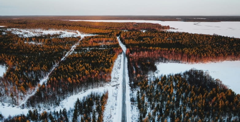 Panorama Straße durch Lappland, Finnland, mit Schnee