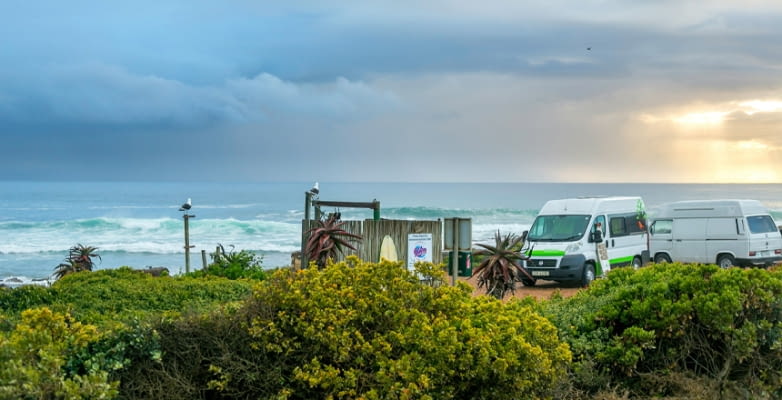 Campervans an der Küste in Südafrika