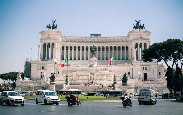 Verkehr vor dem Parlament in Rom, Italien