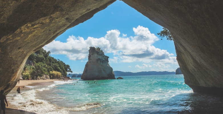 Höhle, Strand und Felsformation am Cathedral Cove in Neuseeland