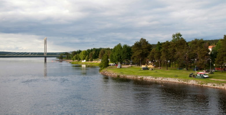 Campingplatz in Rovaniemi mit Blick auf die Lumberjack's Candle Bridge in Finnland