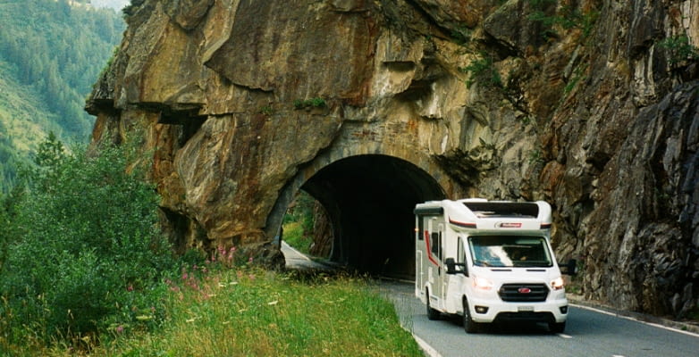 Wohnmobil vor kleinem Straßentunnel am Furkapass in Obergorms, Schweiz