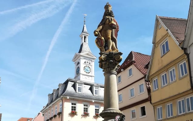 Marktbrunnen in Aalen mit Altem Rathaus im Hintergrund