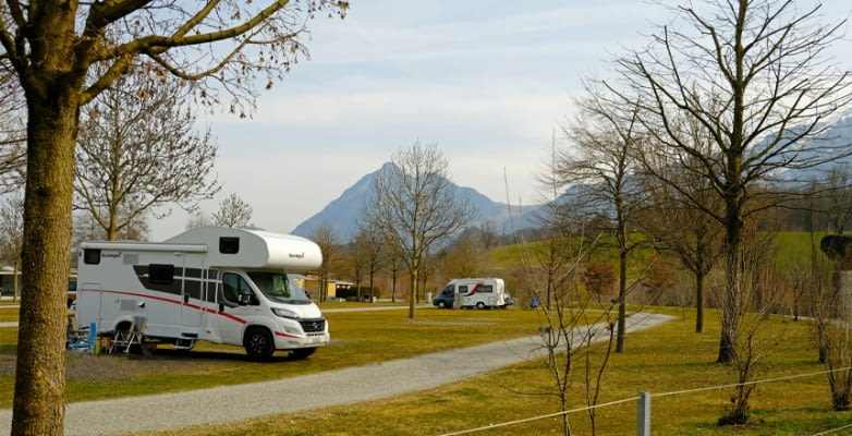 Wohnmobil auf Schweizer Campingplatz