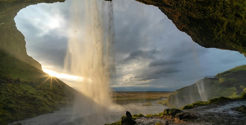 Hinter dem Wasserfall Skogafoss, Island