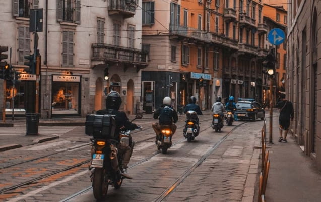 Straße in Mailand Italien mit Gruppe Motorradfahrern