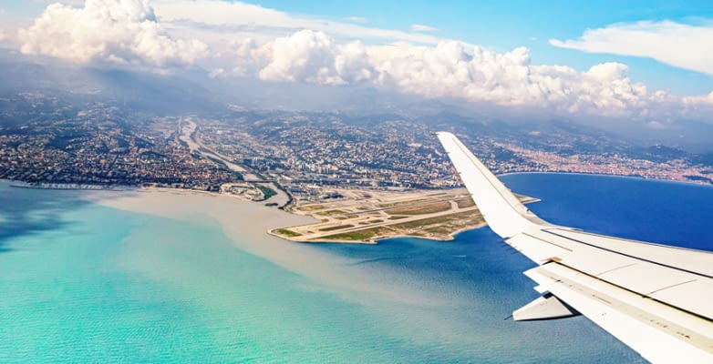 Blick aus dem Flugzeug auf den Flughafen und die Küste von Nizza